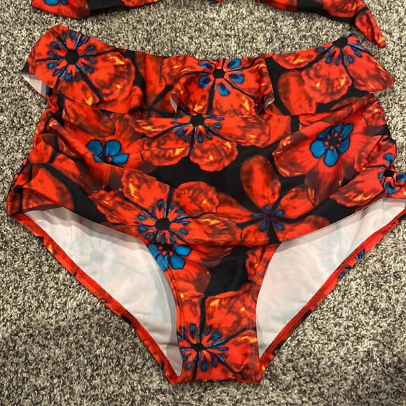 NWT dressfo size 6 two piece bikini 💕 beautiful vibrant, red and blue flowers - Picture 3 of 17